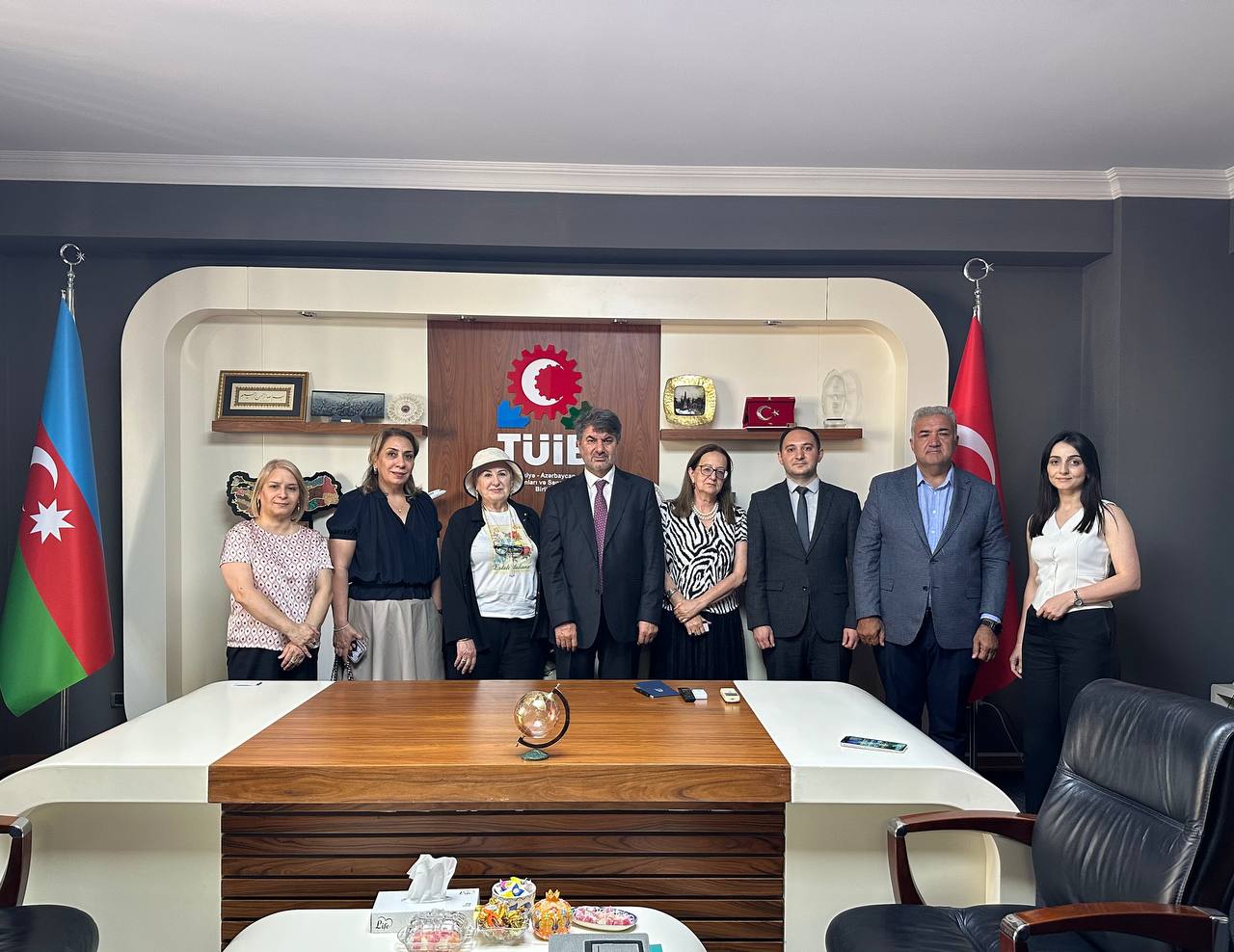 “İnkişafa Doğru” İmkansız Ailələrə Sosial Yardım və Hüquqi Maarifləndirici İctimai Birliyinin (İNDO) nümayəndə heyəti Türkiyə-Azərbaycan İş Adamları və Sənayeçiləri İctimai Birliyini (TÜİB) ziyarət edib.